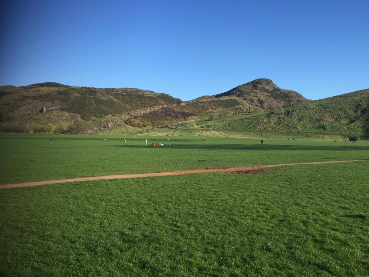 Next Door To Holyrood Palace And Arthur'S Seat Bed and Breakfast Edinburgh Buitenkant foto